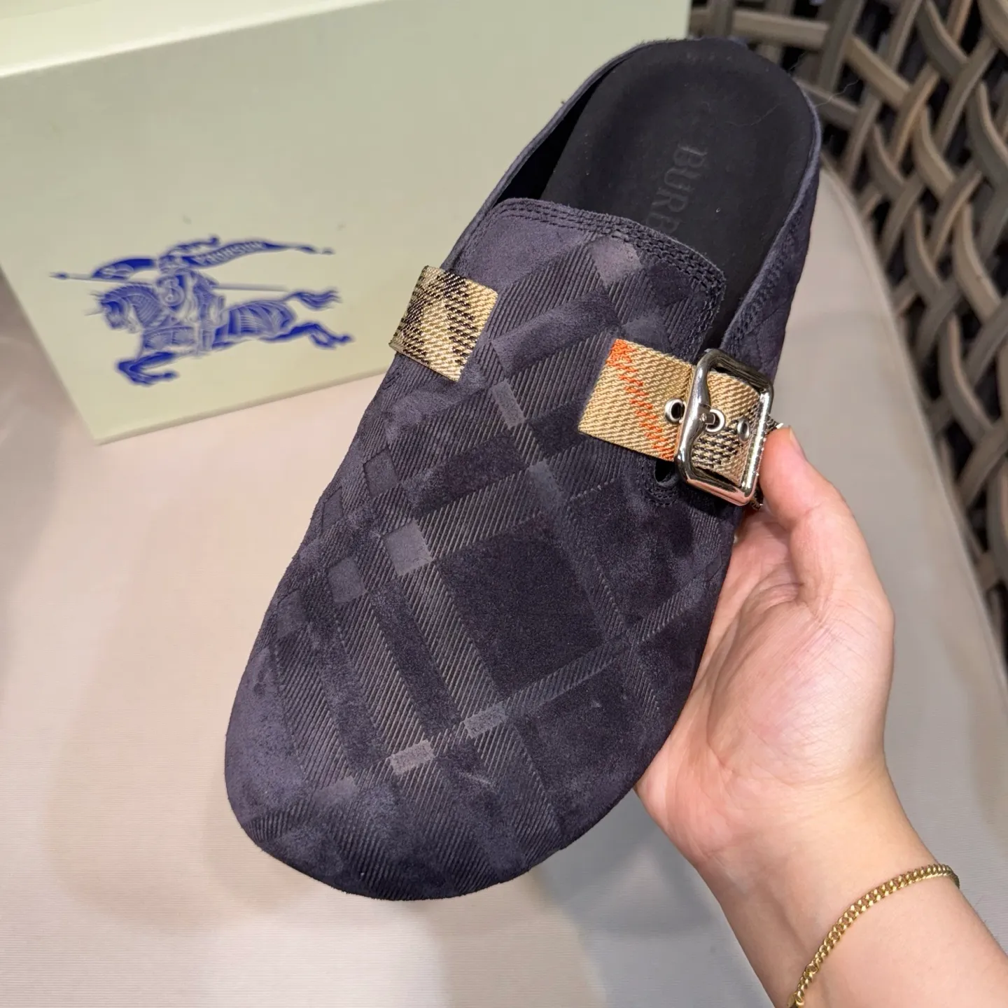 Men's Men's Shoes 💰360 [New Style] 🐝🐝Burberry New Burberry - Men's Checked Leather Urchin Half-Flop Sandal Made of soft suede cowhide and calfskin, these half-flop sandals feature an adjustable B-shaped buckle strap and are decorated with the signature sand-colored Burberry check in jacquard worsted. The upper wraps around the midsole and is paired with a sole made of the same upper material with an embossed logo on the heel and a wavy rubber outsole embellished with the Burberry lettering. Fashionable and casual! Comes with full set of original packaging dust bag! Code number: 39-40-41-42-43-44 standard code (38/45 can be customized and returns and exchanges are not supported)